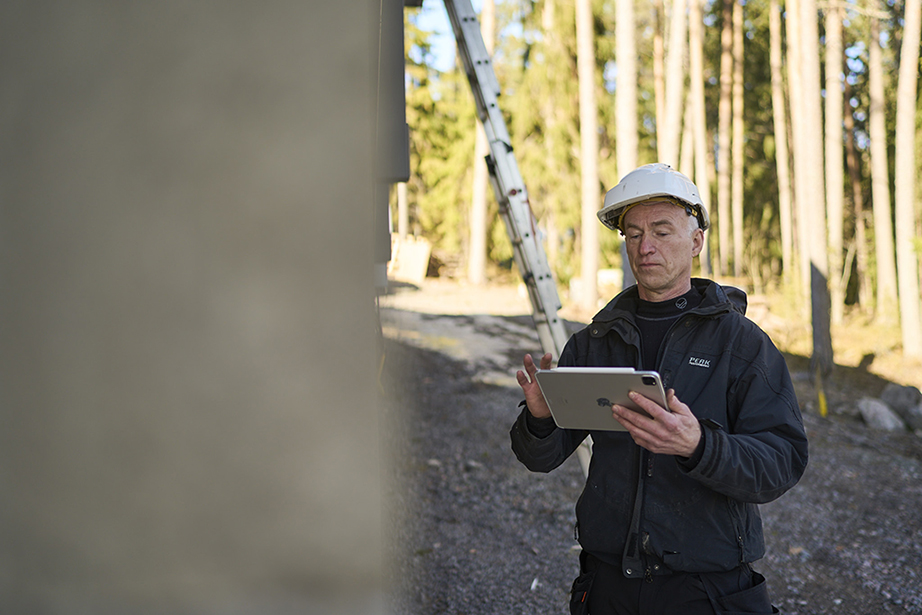 Työmies käyttää Ecom Jetiä tabletillaan