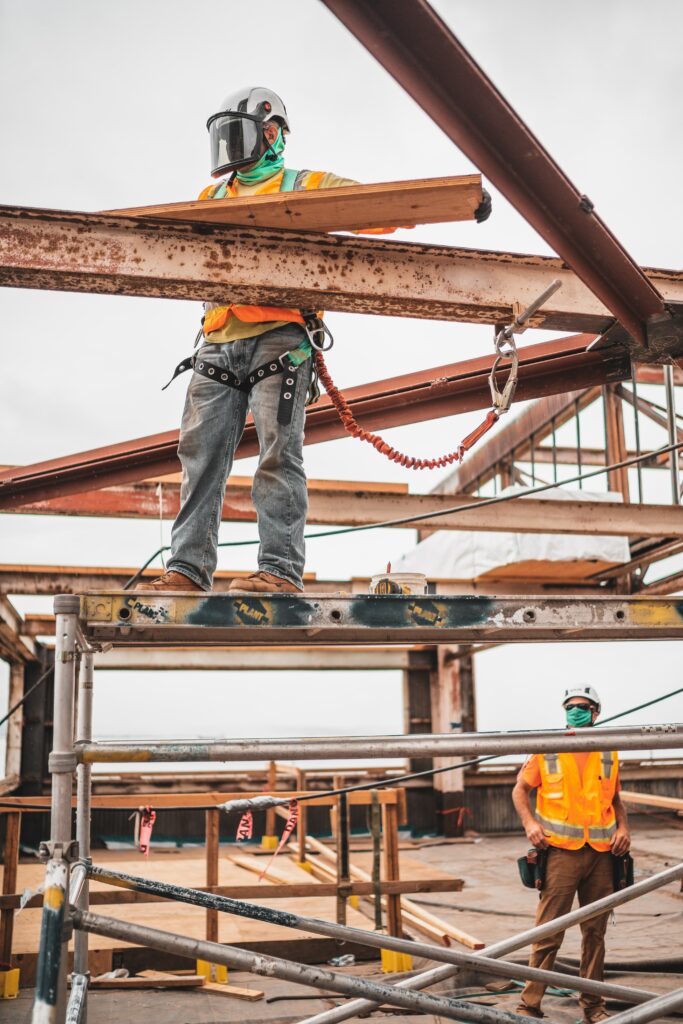 rakennusalan työpaikat - kuvasa miehet rakennustöissä